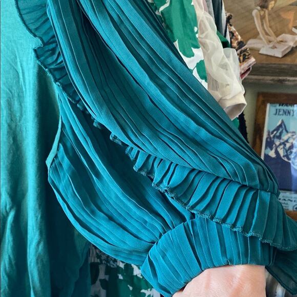 Express Green Women’s Top - Picture 3 of 6